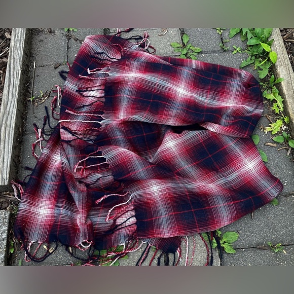 Red & dark blue plaid tartan scarf/shawl with fringe - Picture 6 of 9